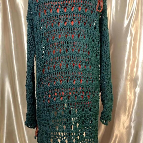 Intricate crochet forest green cardigan. - Picture 5 of 7